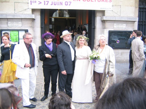 Avec les parents devant la mairie