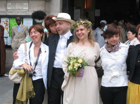Avec les soeurs devant la mairie 2