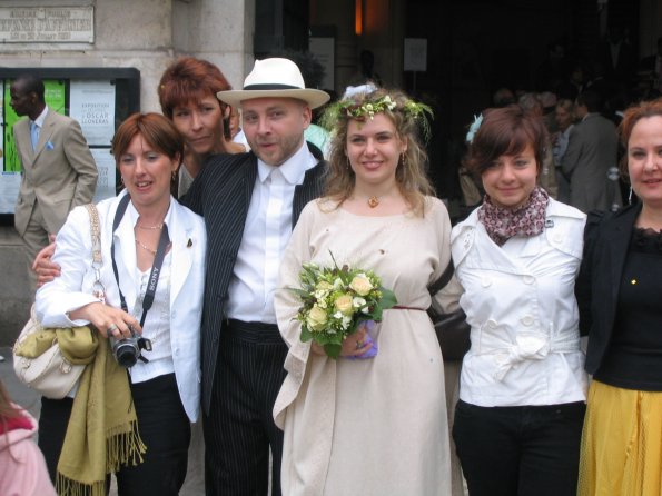 Avec les soeurs devant la mairie 3