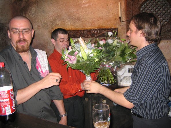 barmen avec fleurs