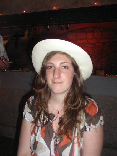 Julie avec le chapeau