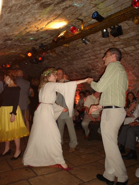 Juliette danse avec son cousin